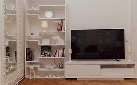 Modern Stylish Comfortable 2 Bedroom Apartment